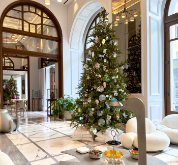02-the-dolli-christmas-decoration-lobby-athens-greece
