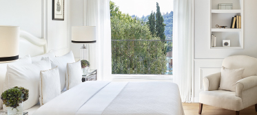 01-luxury-guestrooms-in-grecotel-beach-resorts-greece