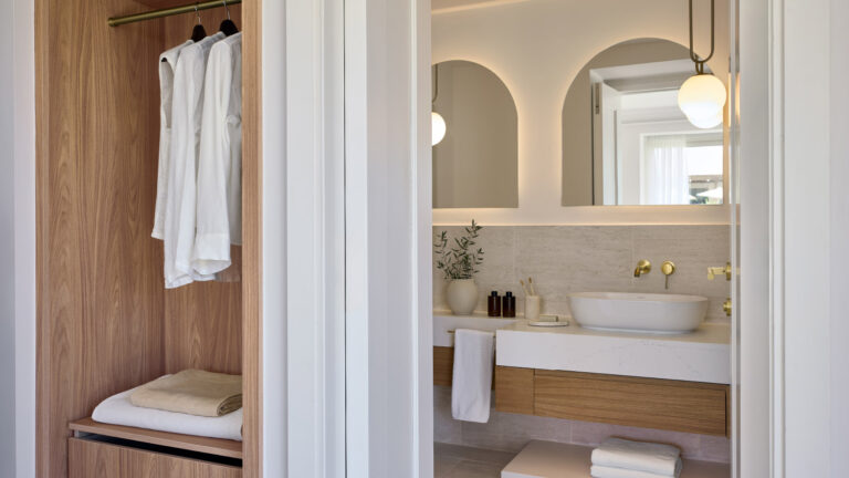Deluxe Suite Seafront bathroom with vanity and open wardrobe