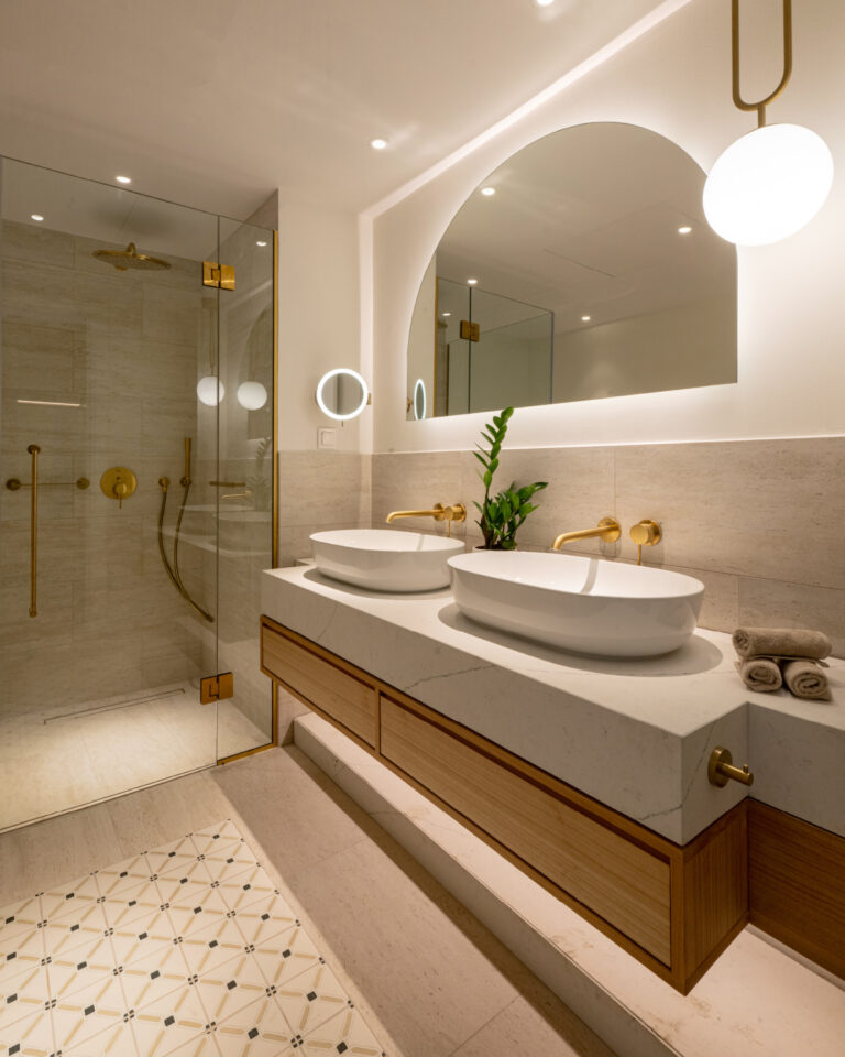 Bathroom details in the Deluxe Room Panoramic
