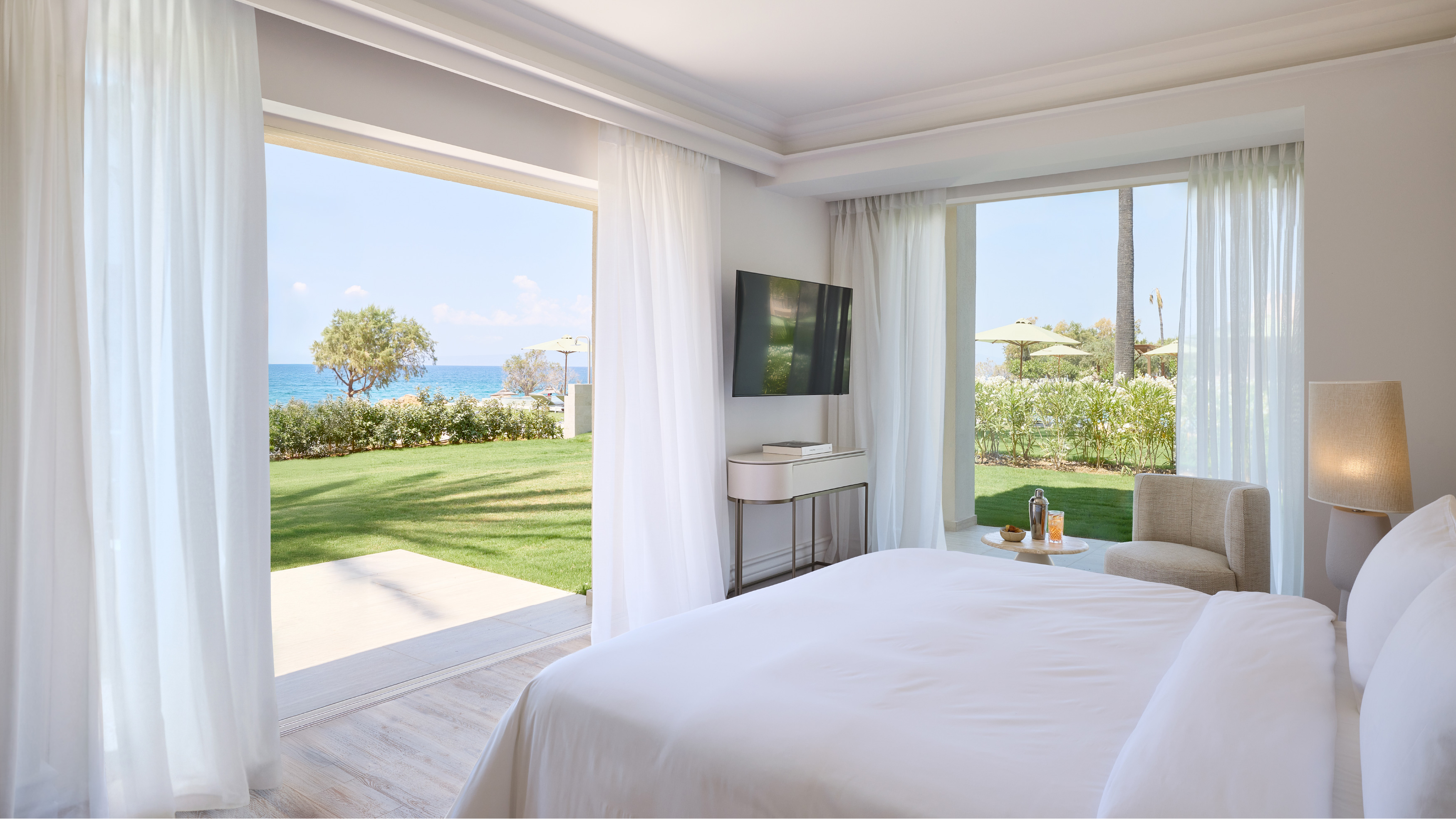 Accommodation details of the Deluxe Suite Seafront Palm Gardens