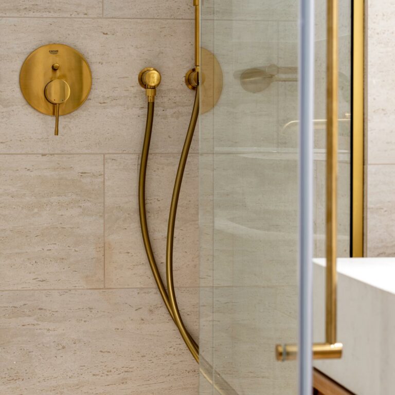 Bathroom features in the Superior Panoramic Room