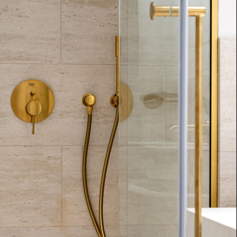 Bathroom details in the Deluxe Suite Seafront Palm Gardens