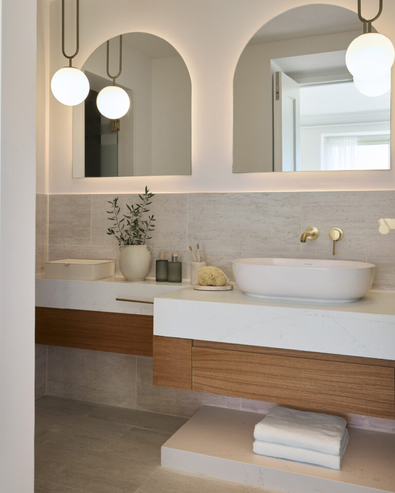 Bathroom features in the Seafront Deluxe Suite