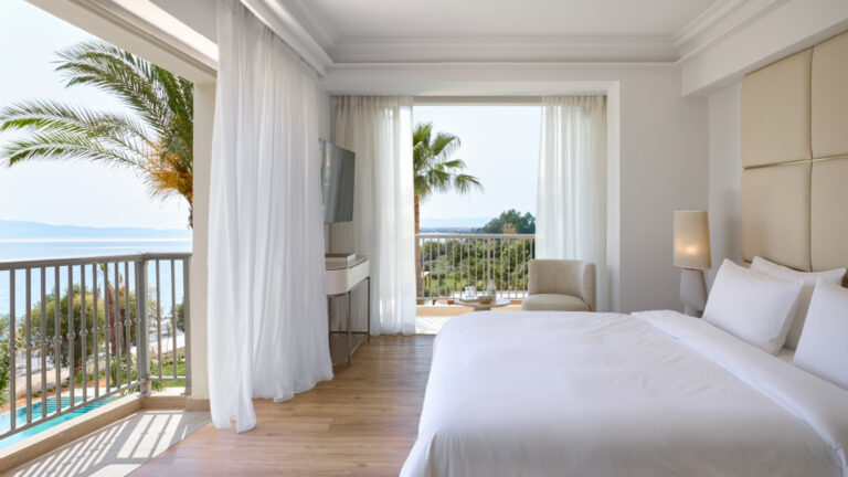 Bright guestroom with sea-view balcony at Filoxenia Kalamata